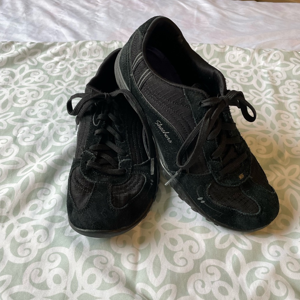 Sketchers tennis shoes